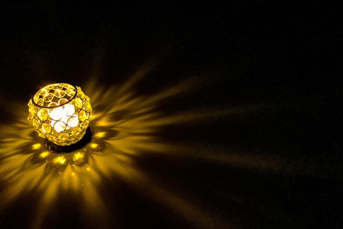 La lampe de chevet dorée parfaite pour donner un look chic à votre chambre !