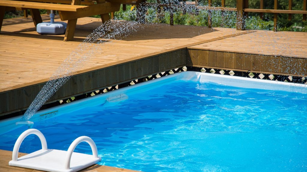 Les avantages du béton projeté pour la construction d'une piscine de luxe