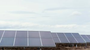 Montage de panneaux solaires et orientation : optimiser le rendement