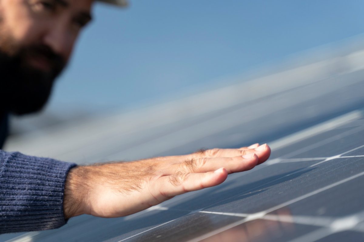 Nettoyer ses panneaux solaires : pourquoi c’est important ?