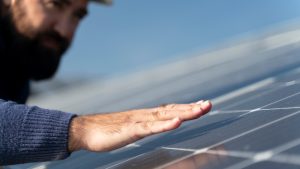 Nettoyer ses panneaux solaires : pourquoi c’est important ?