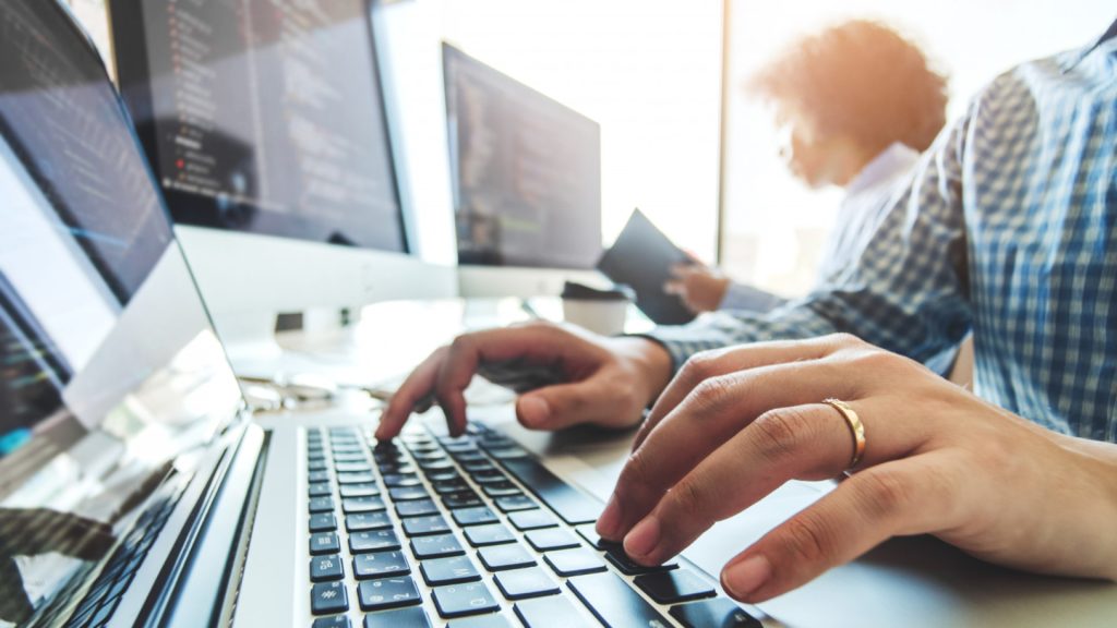 Pourquoi choisir un partenaire spécialisé pour gérer l’informatique de votre PME ?