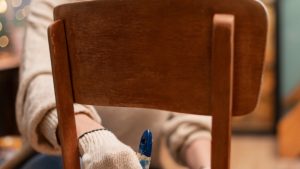 Idées créatives pour un relooking de meubles de salon avec peinture mélangée