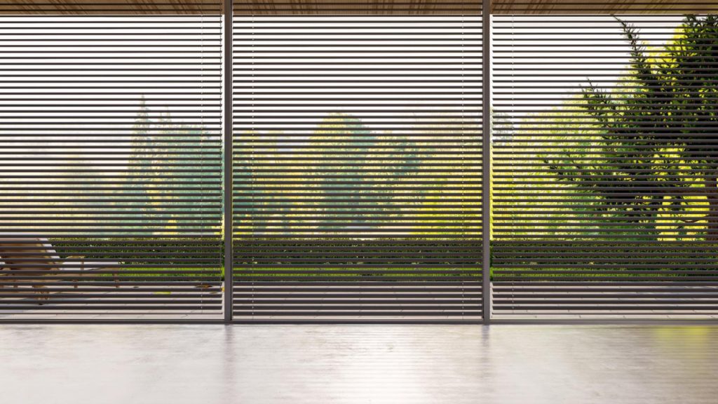 Stores sur mesure pour les grandes baies vitrées : quelles solutions pour un résultat parfait ?