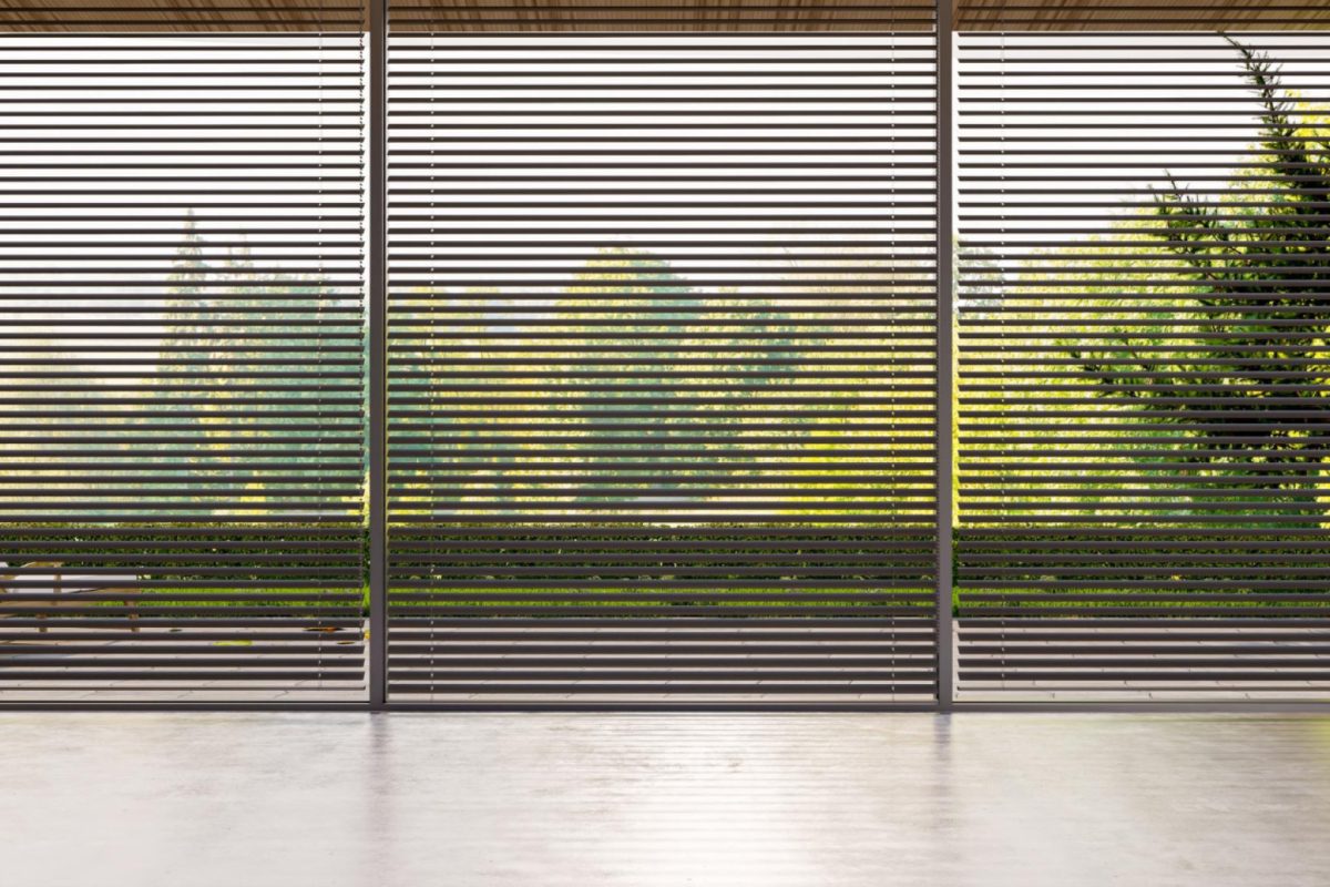 Stores sur mesure pour les grandes baies vitrées : quelles solutions pour un résultat parfait ?