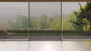 Stores sur mesure pour les grandes baies vitrées : quelles solutions pour un résultat parfait ?