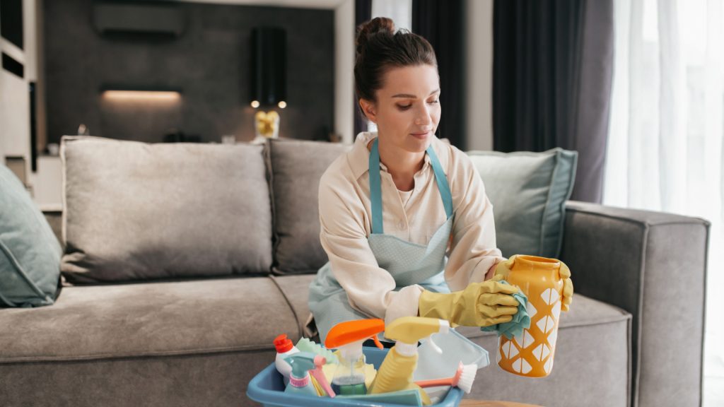 Ménage à domicile : les clés pour choisir un prestataire fiable et responsable