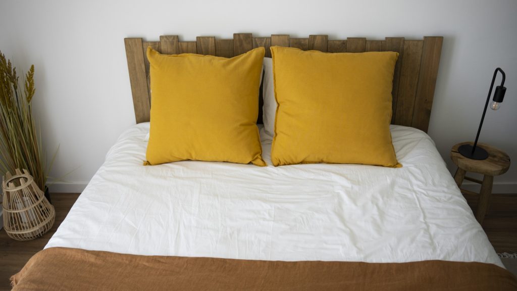 Tête de lit 160 : quel style choisir pour sublimer votre chambre ?
